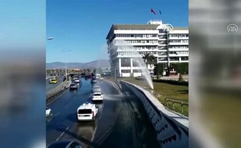 İzmir'de patlayan su borusu ilginç görüntülere neden oldu