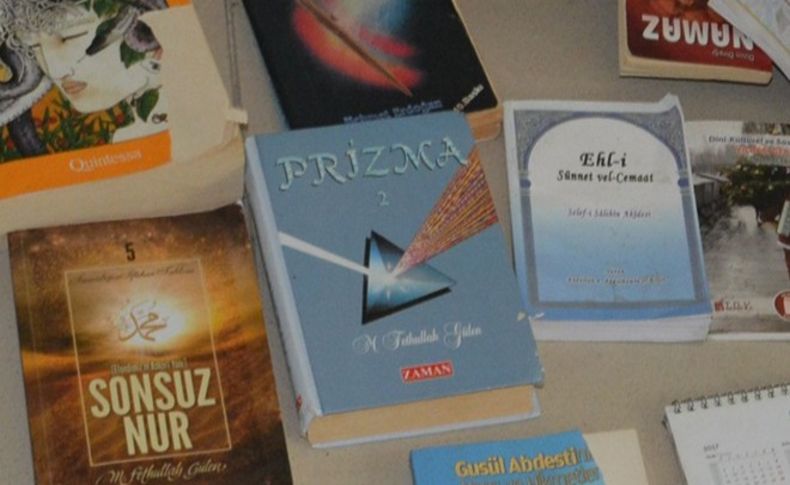 İzmir'de pazar yerine FETÖ kitapları bırakıldı