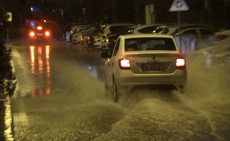 İzmir’de sağanak ve fırtına etkili oldu