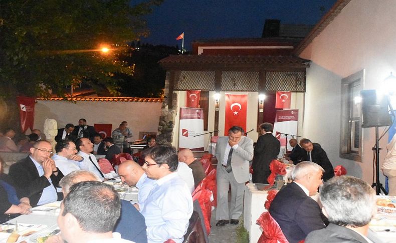 İzmir'de 'Şehitleri Anma ve İftar Programı' düzenlendi