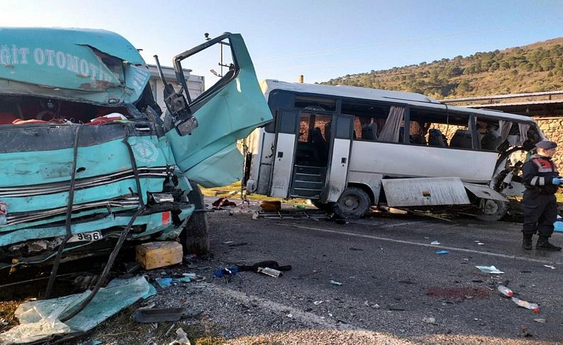 İzmir'de servis aracı ile TIR çarpıştı: 4 ölü, 8 yaralı
