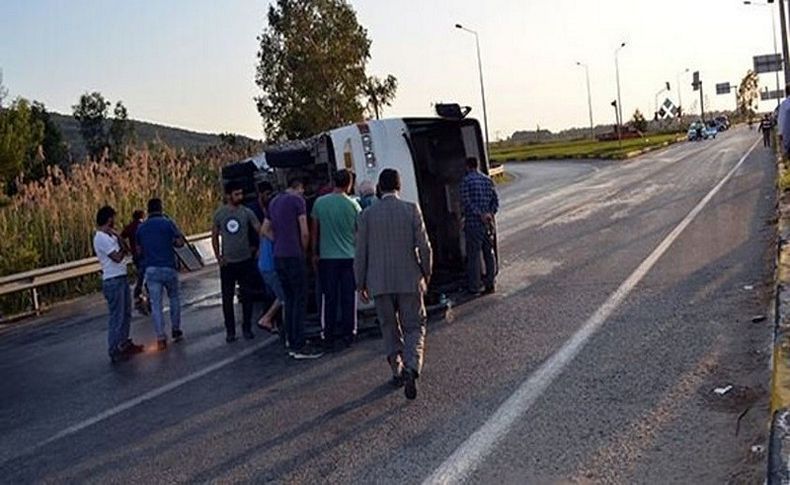 İzmir'de servis minibüsü ve otomobil çarpıştı: 25 yaralı
