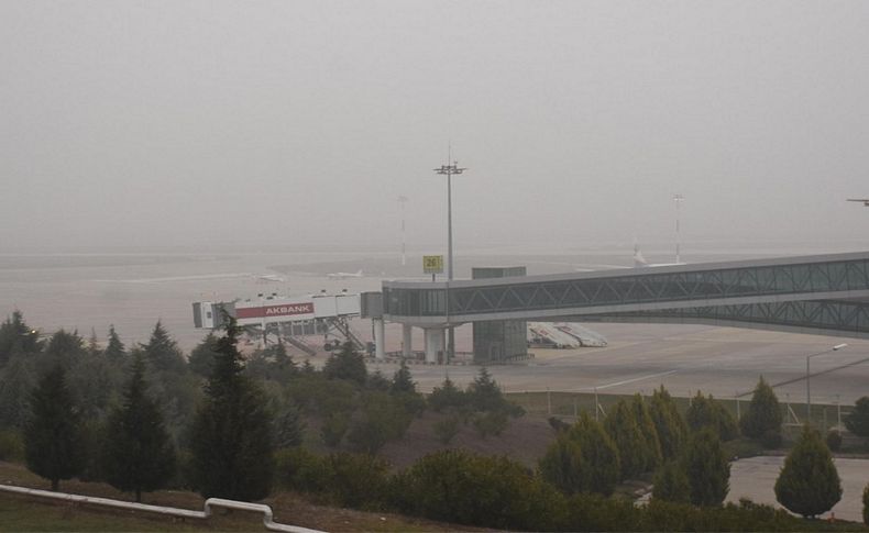 İzmir'de sis hava ulaşımını olumsuz etkiledi