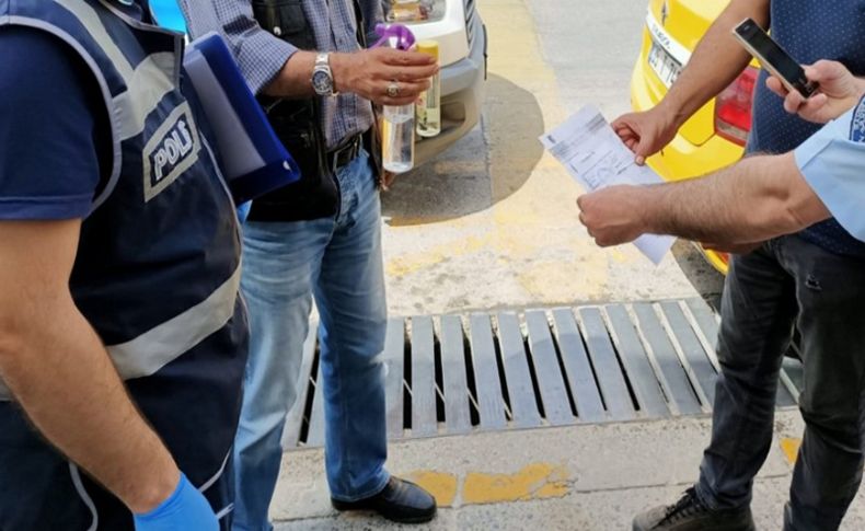 İzmir'de sosyal mesafe kuralına uymayan 43 kişiye 126 bin lira ceza