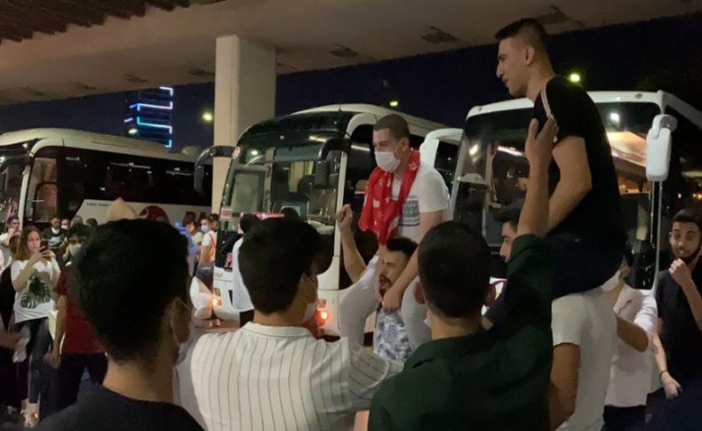 İzmir'de 'sosyal mesafesiz' asker uğurlaması