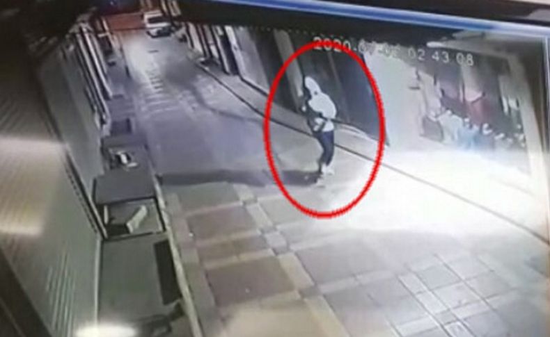 İzmir'de, telefoncu dükkanına tüfekle saldırı kamerada