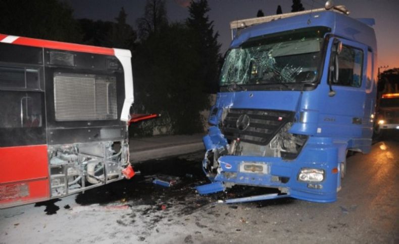 TIR belediye otobüsüne çarptı: 6 yaralı