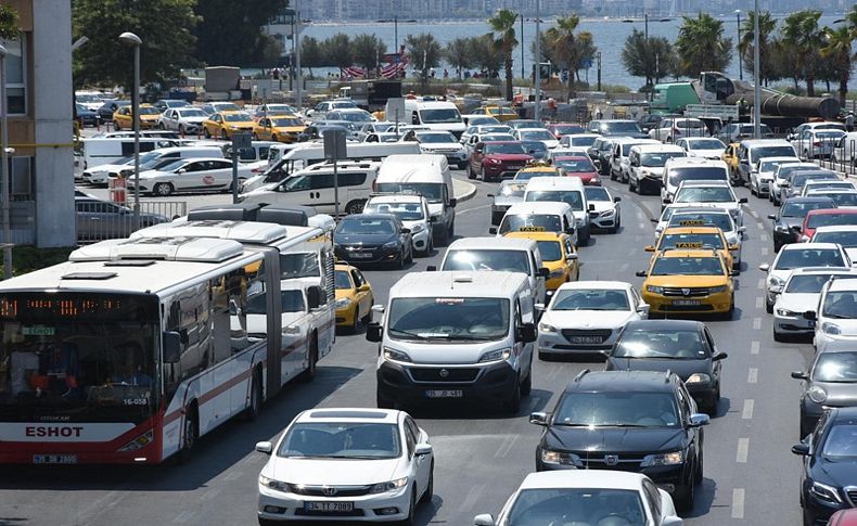 İzmir'de trafikteki araç sayısı 1.3 milyonu aştı... İşte çilenin nedeni!