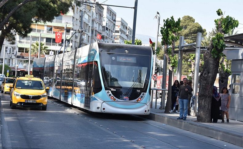 İzmir'de tramvayın elektrik bağlantısı koptu, seferler aksadı