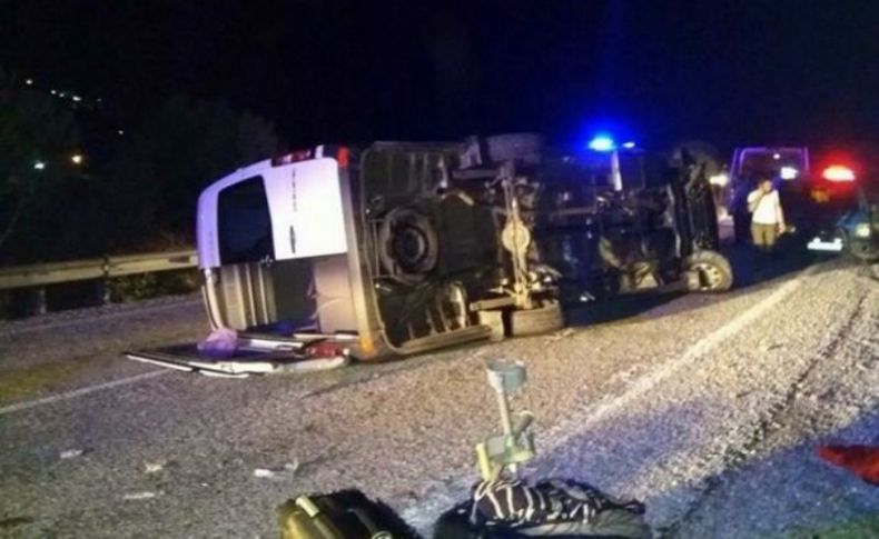 İzmir'de turistleri taşıyan minibüs devrildi: 5 yaralı