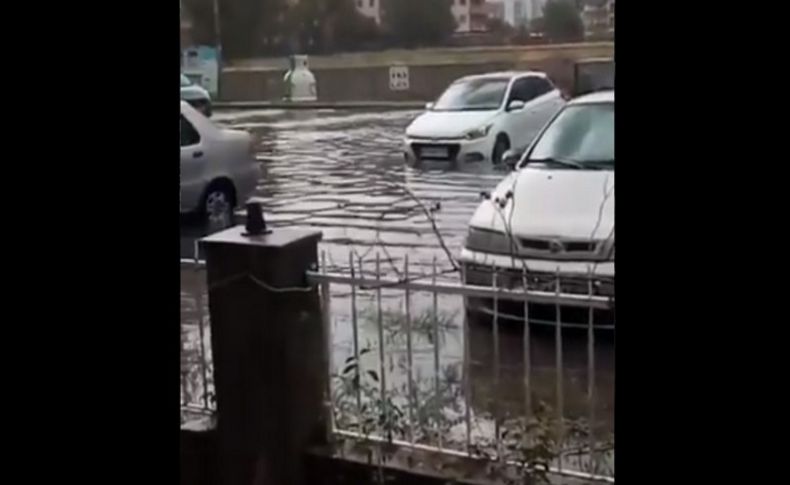 İzmir'de uzun bir aranın ardından yağmur yağdı! Caddeler ve sokaklar göle döndü