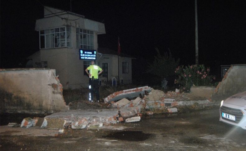 İzmir'de yağış ve rüzgar nedeniyle beton duvarlar yıkıldı