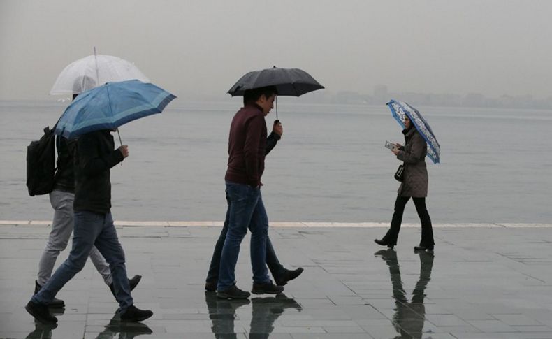 Sağanak yağmur İzmir'de etkili oldu