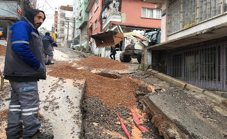 İzmir'de yağmurda asfalt çöktü! Ekipler çalışmalara başladı