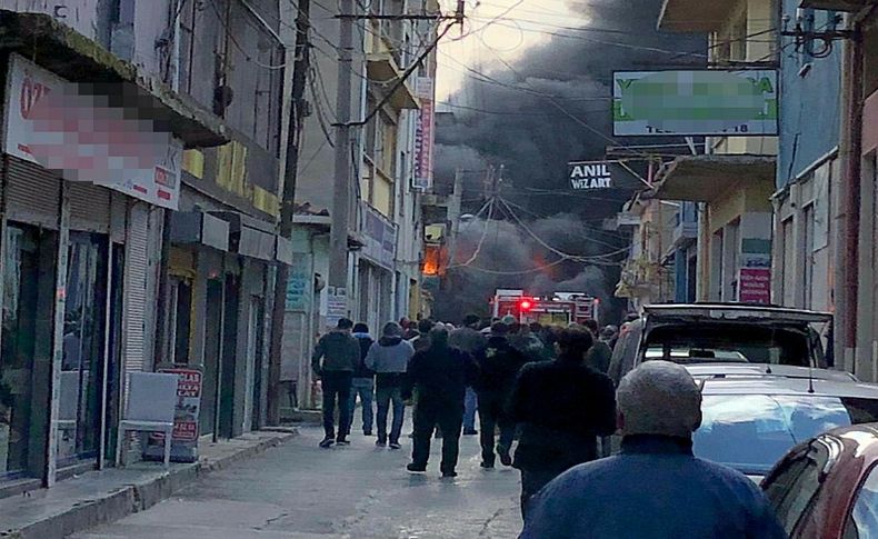 İzmir'de yangın paniği! Büfe ve sünger atölyesi kül oldu