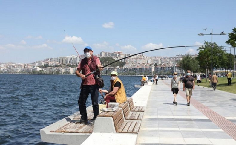 İzmir'de yaşlılardan gençlere sosyal mesafe ve maske sitemi!