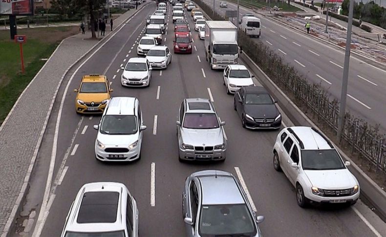 İzmir'de yeni düzenleme trafiği felç etti