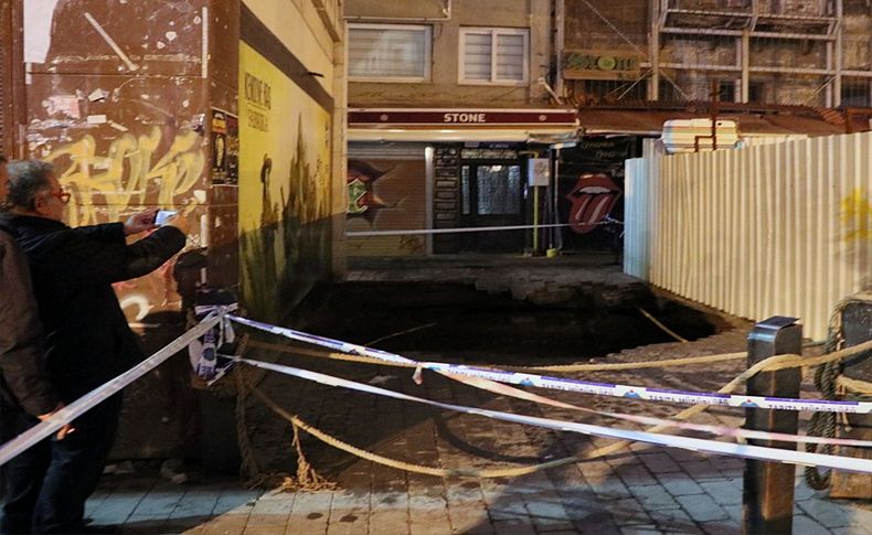 İzmir'de yol çöktü! 2'si kadın 3 kişi içi su dolu çukura düştü