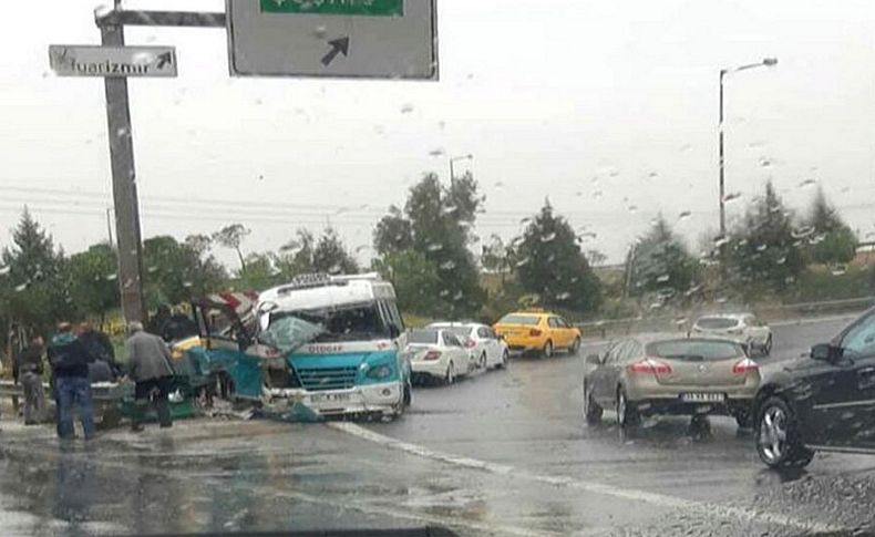 İzmir'de yolcu minibüsü bariyere çarptı: 3 yaralı