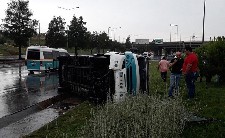 İzmir'de yolcu minibüsü devrildi
