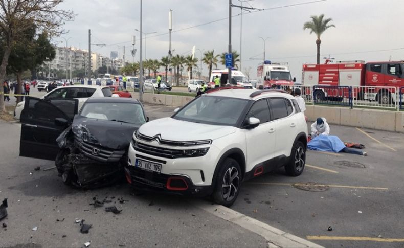 İzmir'de yoldan çıkan otomobil yayalara çarptı: 1 ölü, 1 yaralı