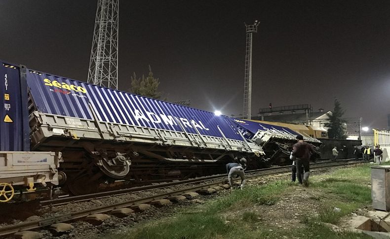 İzmir'de, yük treni devrildi
