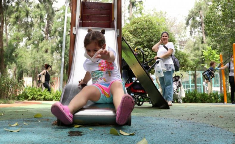 İzmir'deki parklar 14 yaş ve altı çocukları ağırladı