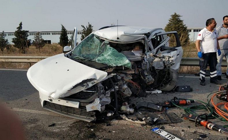İzmir'de feci kaza! Sürücü kurtarılamadı