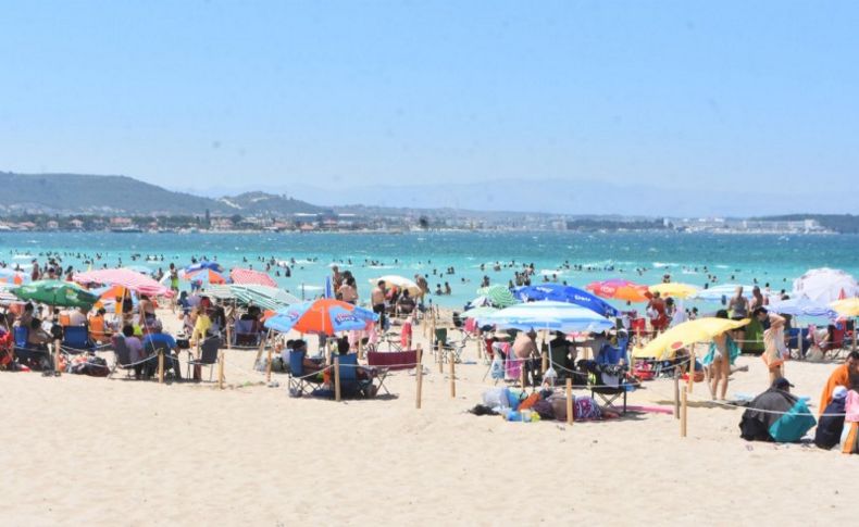 İzmir'in en ünlü plajında mahşeri yoğunluk! Sıkıntılı sosyal mesafe...
