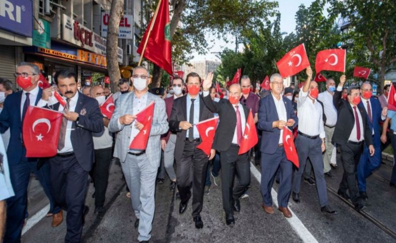 İzmir'in kurtuluş gururu! 350 metrelik Türk Bayrağı caddelere sığmadı