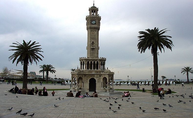 İzmir'in sembolü olan tarihi saat kulesi 1 yıl boyunca...
