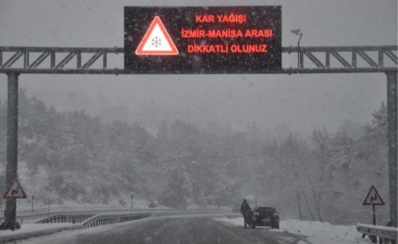 İzmir-Manisa arasında yoğun kar yağışı