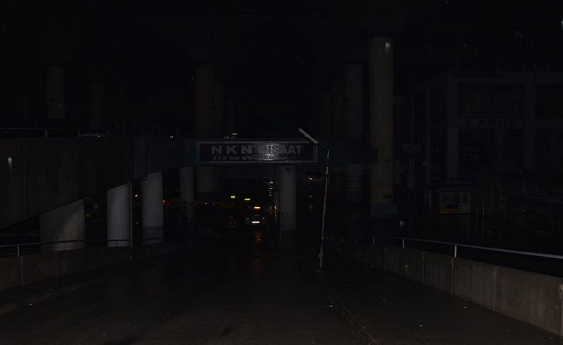 İzmir otogarında karanlık gece