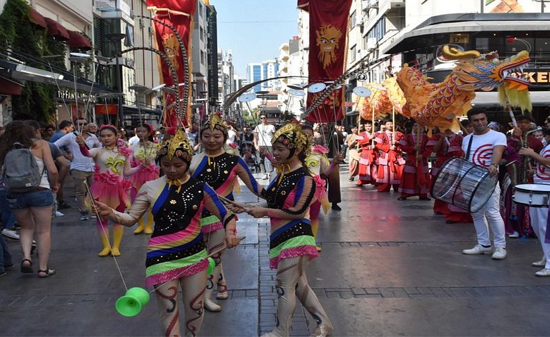 İzmir sokaklarında Çin sirki gösterisi