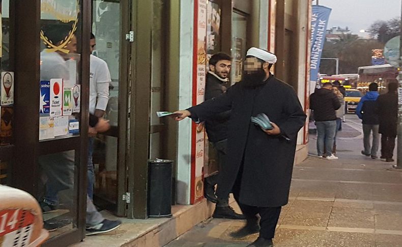 İzmir sokaklarında 'cübbeli sarıklı' sürprizi