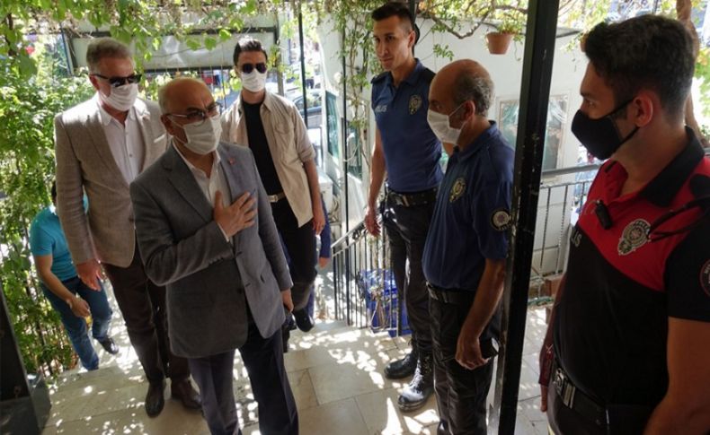 İzmir Valisi Köşger görevi başındaki polislerle bayramlaştı