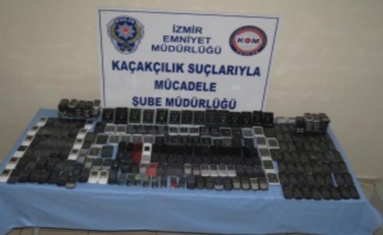 İzmir'de kaçak cep telefonu operasyonu