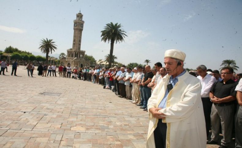 Şehitler için İzmir'de gıyabi cenaze namazı