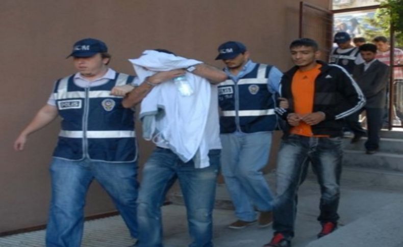 İzmir'de uyuşturucu tacirlerine polis baskını: 5 gözaltı
