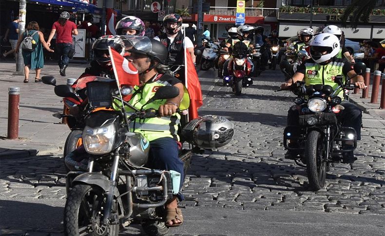 İzmirli motosikletçilerden Zafer Bayramı korteji
