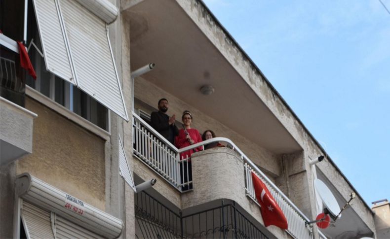 İzmirli müzisyen çift, evlerinin balkonunda 23 Nisan konseri verdi
