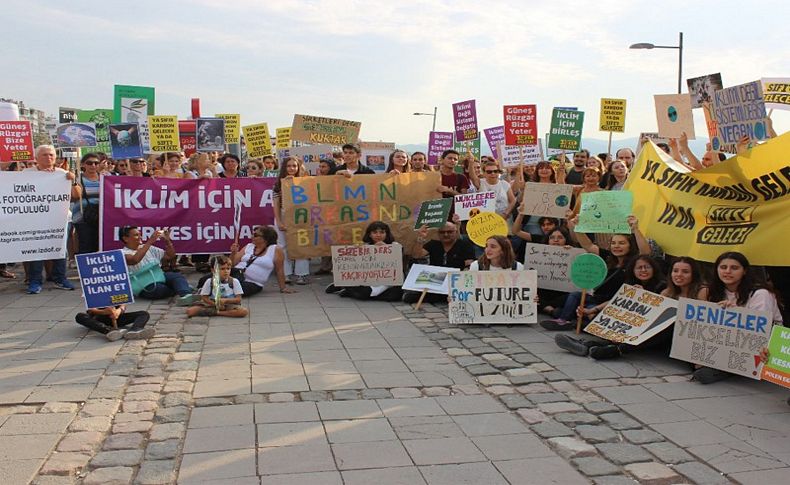 İzmirliler küresel iklim krizine dikkat çekmek için yürüdü