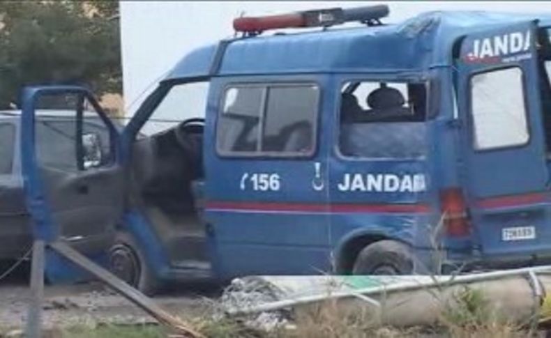 Minibüs, jandarma aracına çarptı: 1 ölü, 3 yaralı