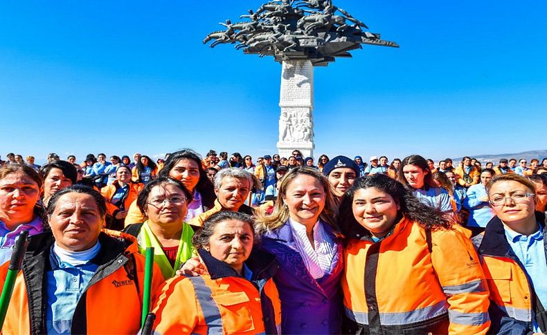 Kadın süpürgeciler İzmir’e toz kondurmuyor
