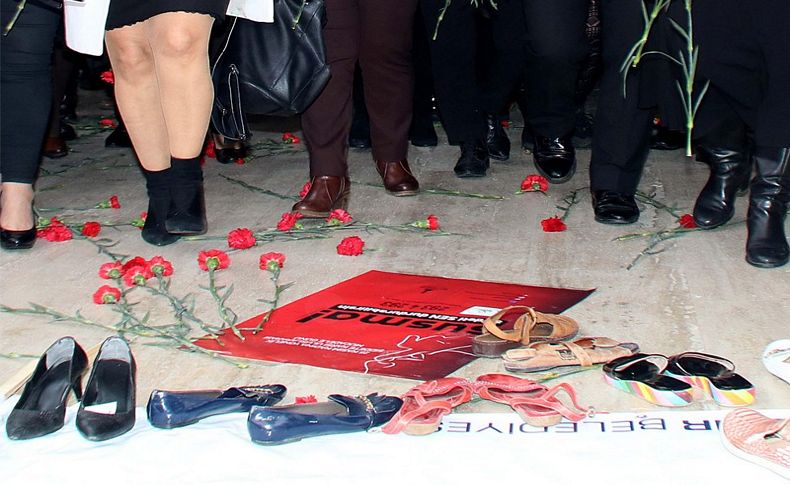 Kadınlar Konak Meydanı'na ayakkabı bıraktı
