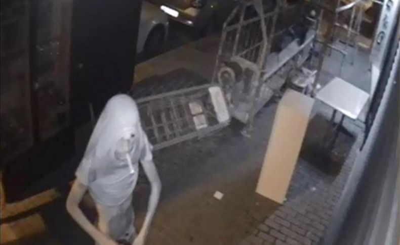 İzmir'in göbeğindeki 1.5 saatlik hırsızlık kamerada