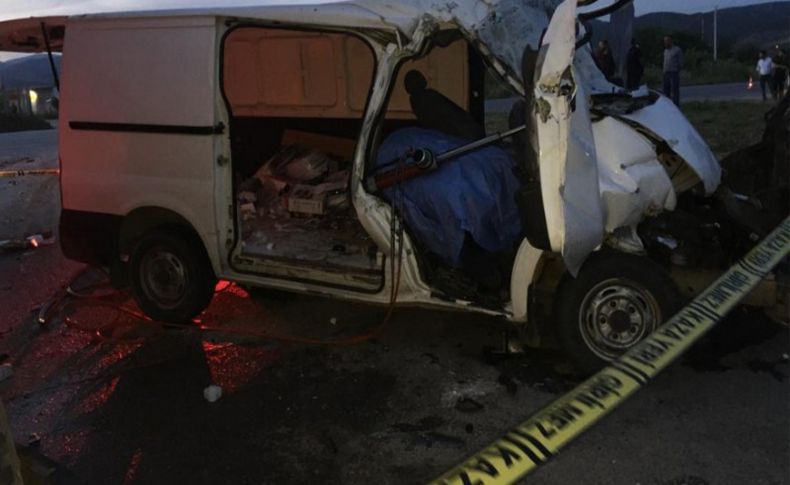 İzmir'de minibüs ve kamyonun çarpıştığı kazada 1 kişi öldü