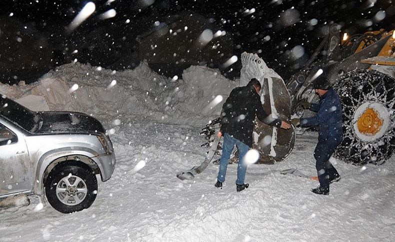 Kar ve tipide mahsur kalan 40 kişi kurtarıldı