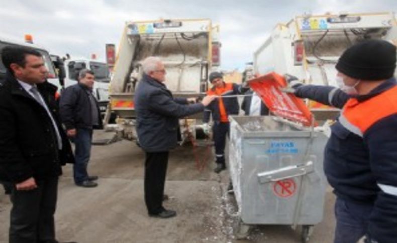 Karabağlar'da çöp kamyonlarına dezenfekte tankı