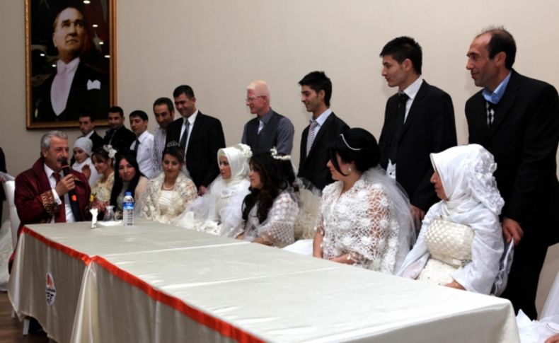 Karabağlar'da 48 çifte nikah kıyıldı